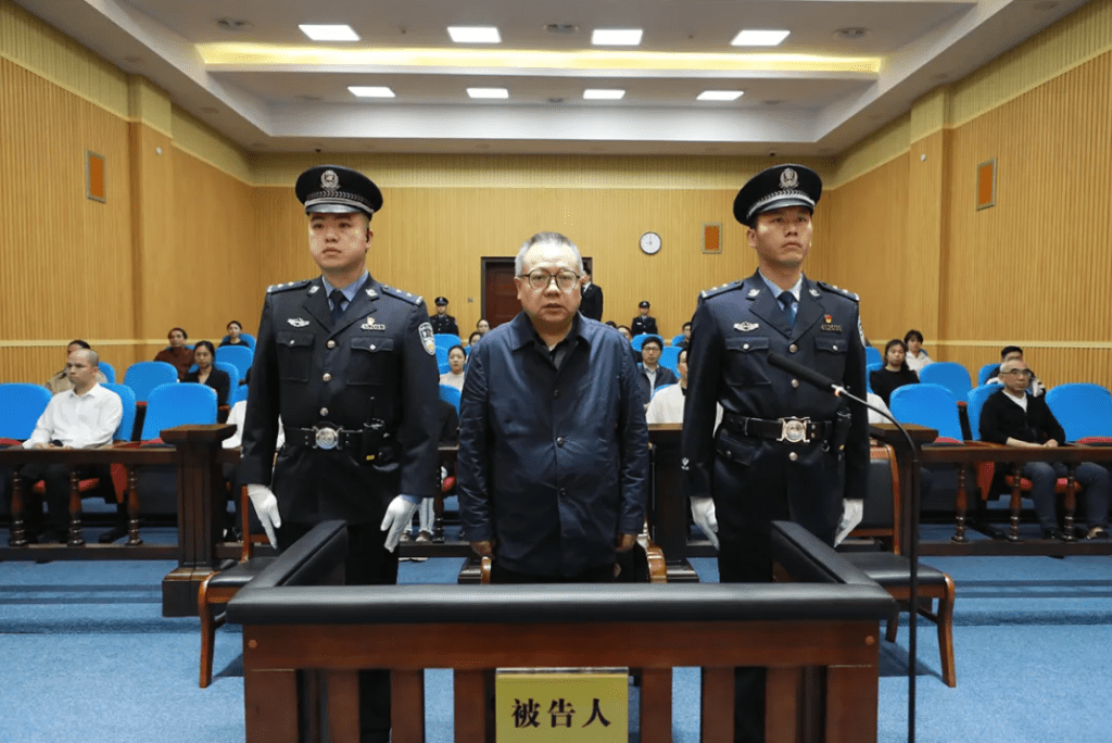 易鵬飛被控貪污8000餘萬元人民幣，判處無期徒刑。