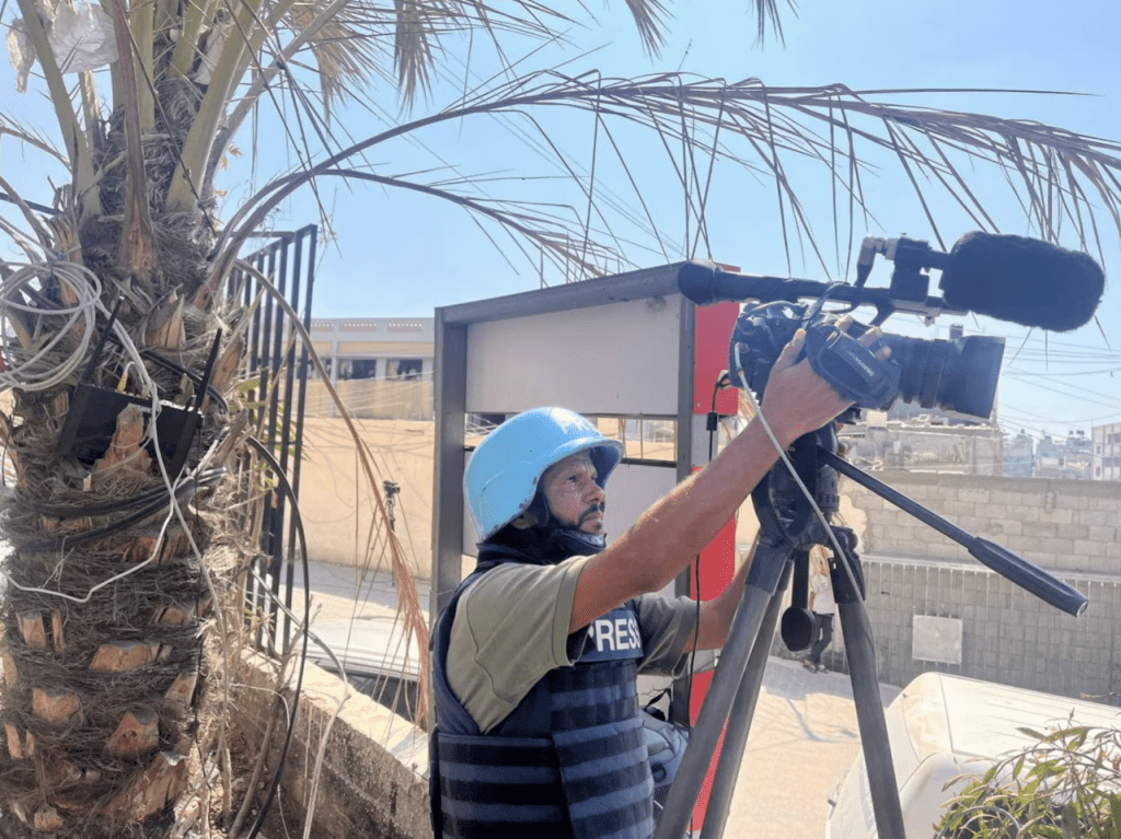 巴勒斯坦攝影師 Hussam al-Masri 曾是路透社的承包商，在 2025 年 8 月 25 日以色列襲擊納賽爾醫院時喪生。 2024 年 8 月 7 日，他在加薩走廊南部汗尤尼斯的納賽爾醫院工作。路透社