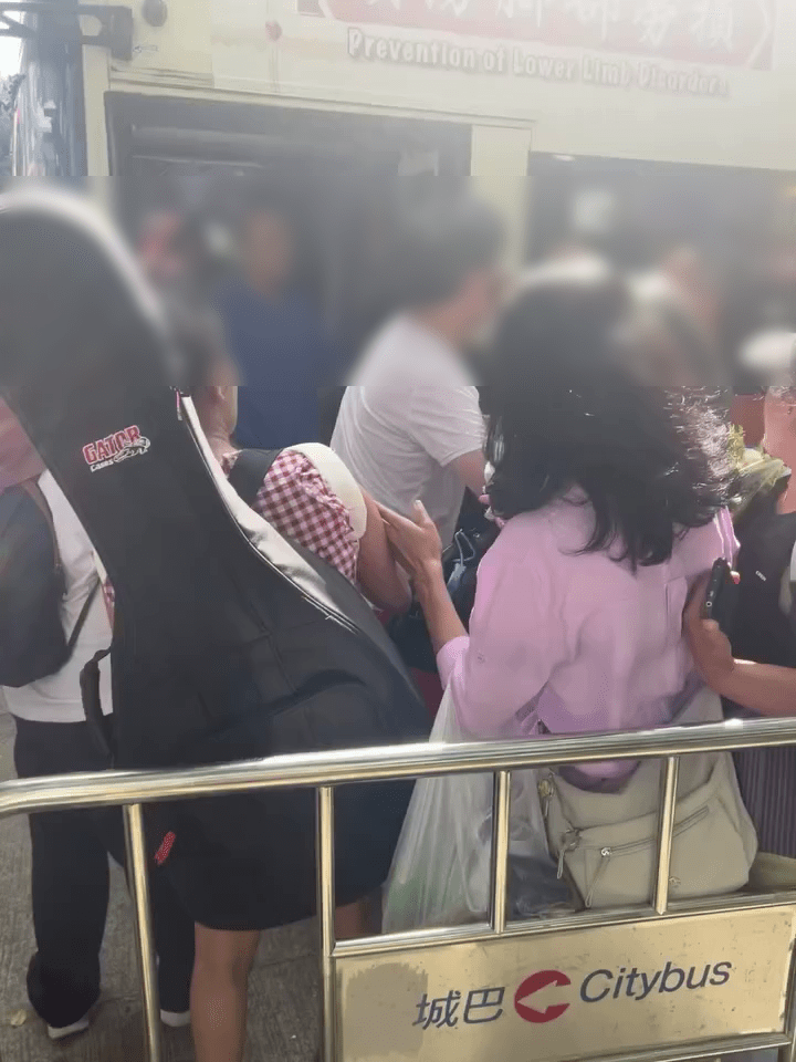 大批候車無辜乘客後退避開。網上片段 大批候車無辜乘客後退避開。網上片段
