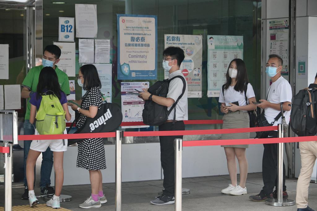 市民繼續接種疫苗。