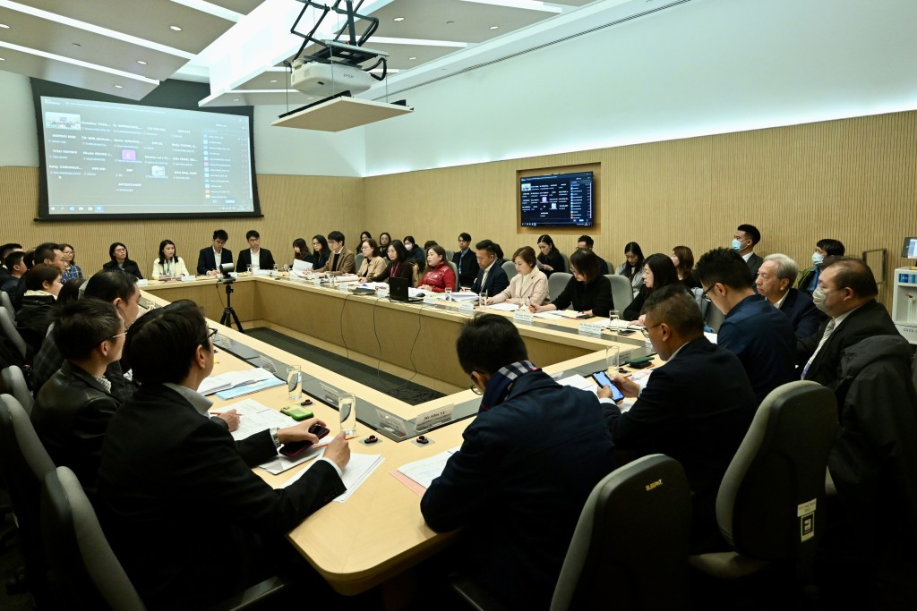 文化體育及旅遊局今日（23日）召開會議統籌內地春節黃金周接待訪港旅客的預備工作，與各單位代表討論旅客訪港安排。政府新聞處圖片