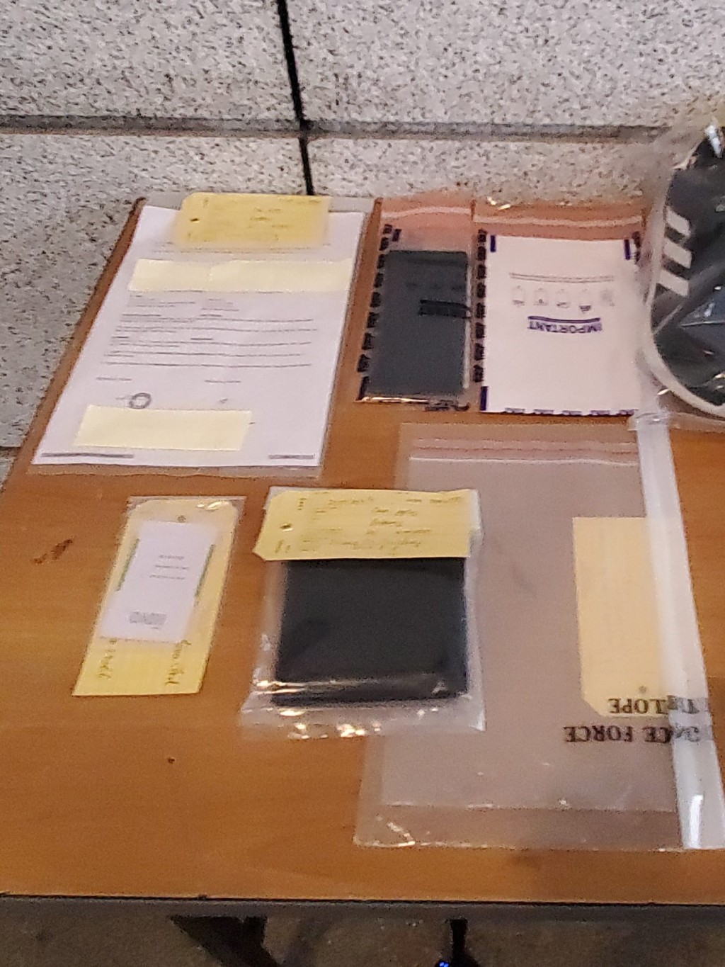警方於疑犯的劏房單位內,檢獲一部手機。