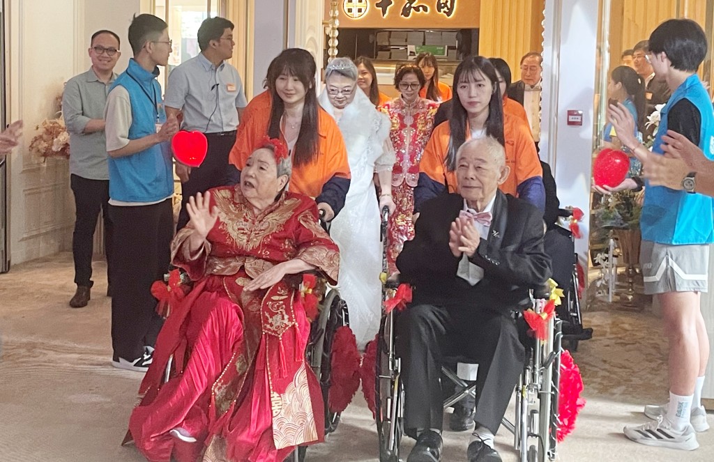 活動安排長者穿上婚紗、禮服或裙褂進場祝酒。 活動安排長者穿上婚紗、禮服或裙褂進場祝酒。