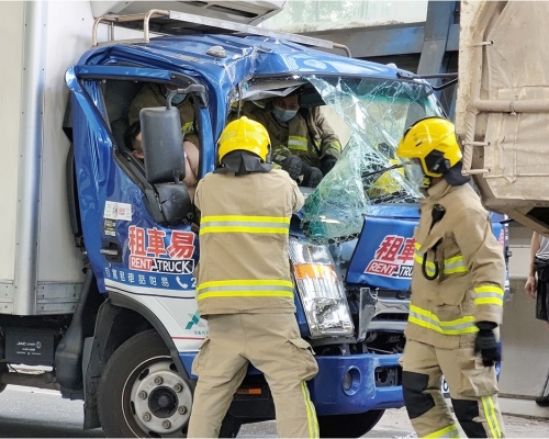 貨車司機一度被困。FB群組「香港突發事故報料區」圖片