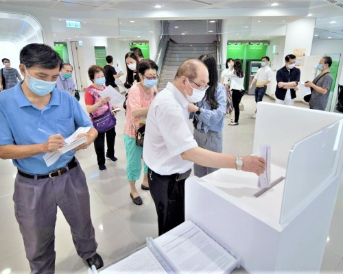不少市民今早前往銀行排隊,親自交表。