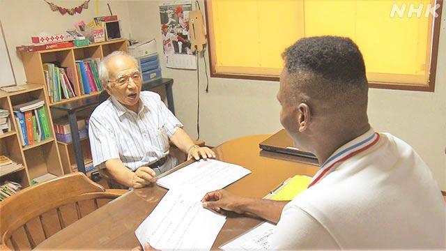 饭田国彦为了分享原爆经历，81岁仍每周到英语教室学英文。NHK截图