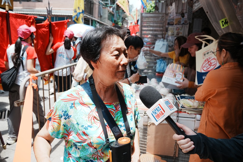 今早由九龍區專程前往「郭錦記」購買平安包的蘇女士。汪旭峰攝 今早由九龍區專程前往「郭錦記」購買平安包的蘇女士。汪旭峰攝