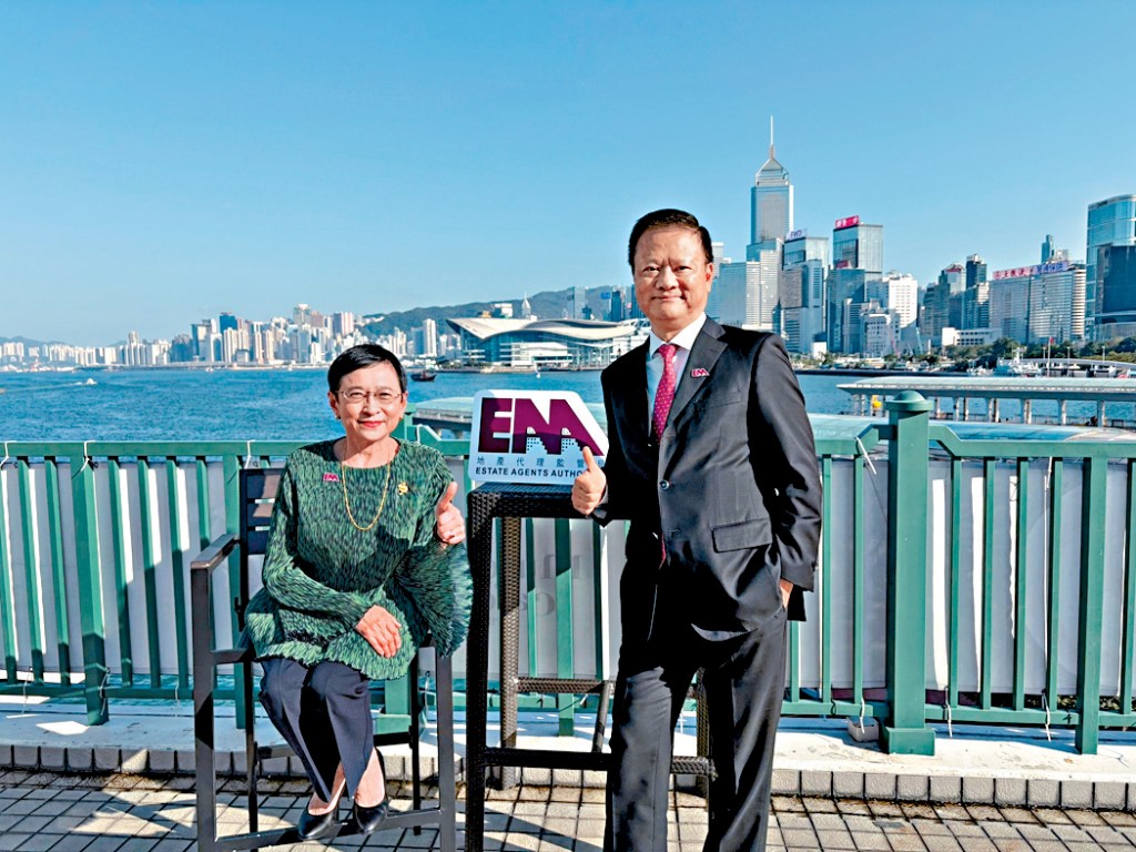 地監局韓婉萍（左）表示，任內最難忘屬推動一手住宅物業銷售約章。旁為蕭澤宇。