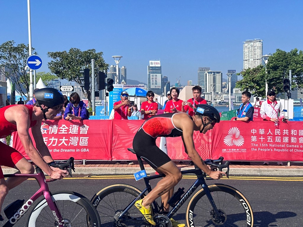 顏曦文與其他傳媒聯絡隊人員為全運會三項鐵人賽事的採訪活動提供協助。 顏曦文與其他傳媒聯絡隊人員為全運會三項鐵人賽事的採訪活動提供協助。