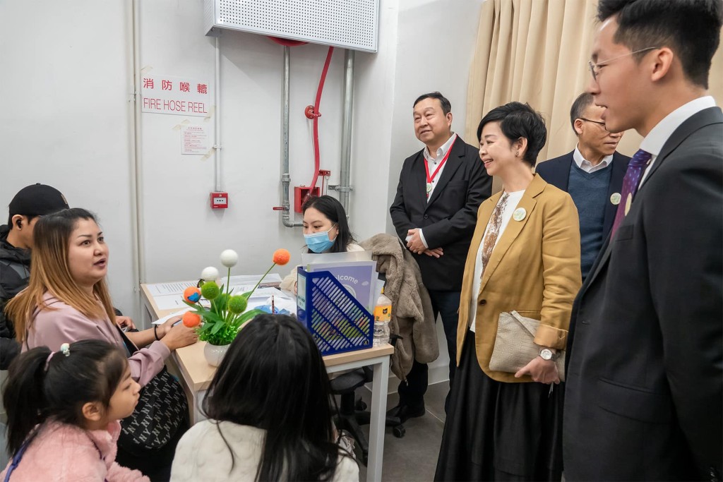 青福里項目設有不同資訊，包括小朋友轉校、大人就業、項目的社福服務等，幫助居民適應新生活。何永賢fb圖片何永賢fb圖片