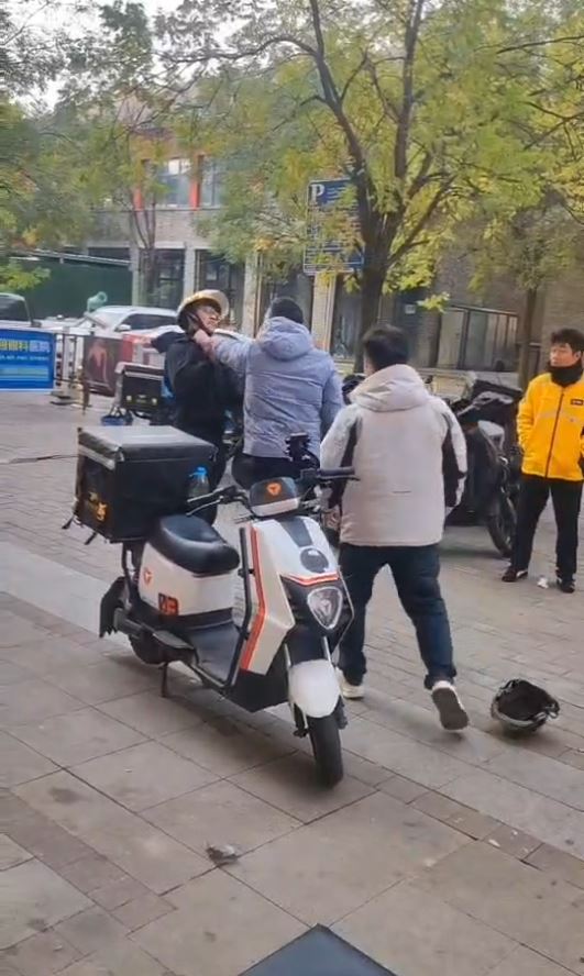 石家莊有美團車手與站長爭執，用刀刺傷二人。