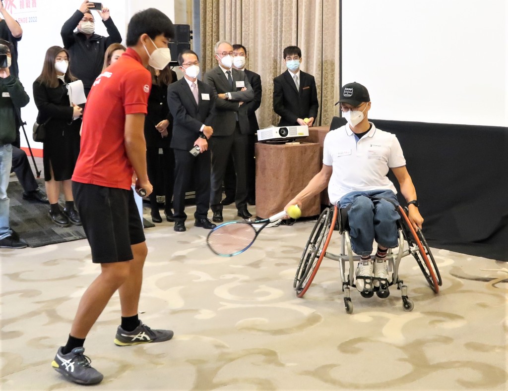 香港青少年代表梁以行（左）与轮椅球手安仔合作双打。陆永鸿摄