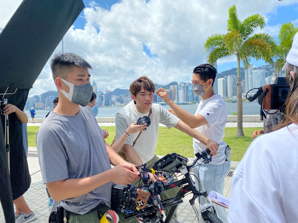 拍攝時ANSONBEAN(中)不時重看演出。