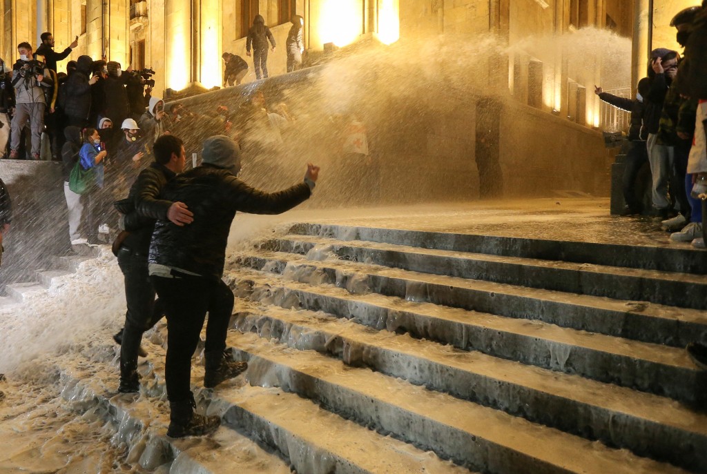 格魯吉亞大規模示威反對外國代理人法案，警方以水炮驅散群眾。 路透社