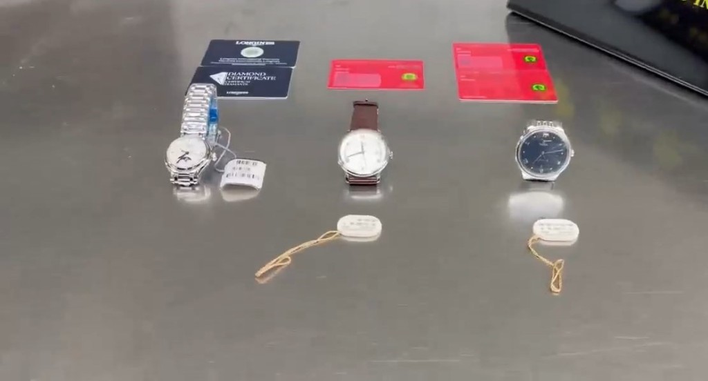 一名黑衣女经罗湖口岸北上过关时,被发现胸藏3只名表。海关发布 一名黑衣女经罗湖口岸北上过关时,被发现胸藏3只名表。海关发布