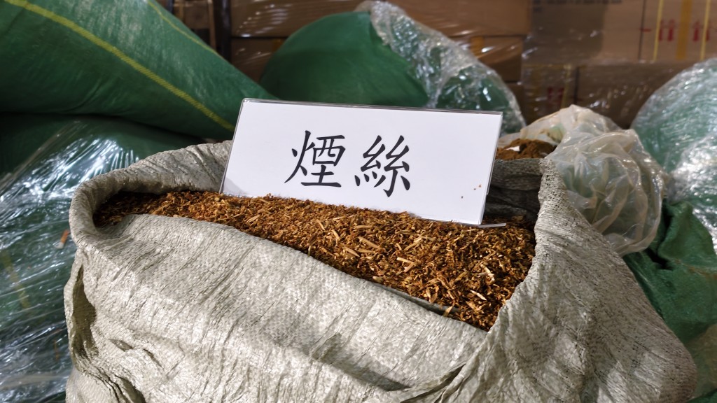 海關檢獲大量私煙原材料,據了解部份有發霉。 海關檢獲大量私煙原材料,據了解部份有發霉。