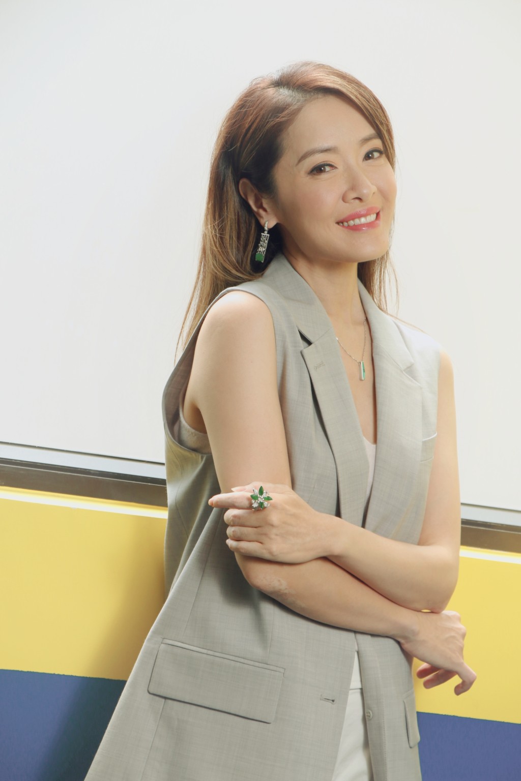 不單外貎，Anne連身形多年來都冇走樣。