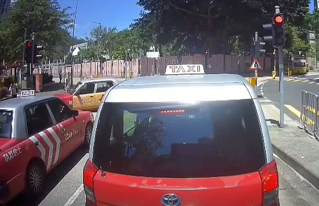 牛頭角日前發生恐怖奪命車禍,七旬的士司機駕車失控剷上行人路,女途人遭遇橫禍,令人黯然神傷。車cam L(香港群組)Fb影片截圖 牛頭角日前發生恐怖奪命車禍,七旬的士司機駕車失控剷上行人路,女途人遭遇橫禍,令人黯然神傷。車cam L(香港群組)Fb影片截圖