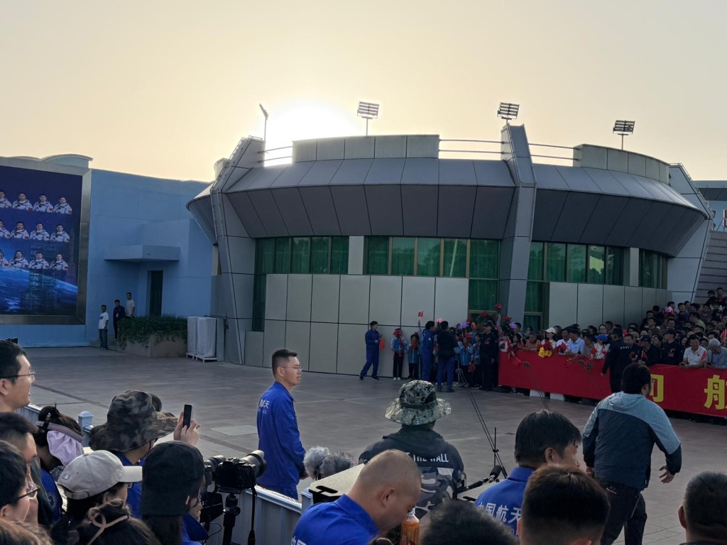神舟二十三號升空在即。晚上7時許，大批民眾及學生在問天閣出席航天員出征儀式。郭詠欣攝