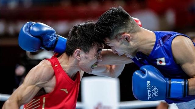 胡建關指日本選手田中亮第一回合就使用頭撞和肘擊致其血流披面。