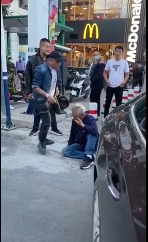 康某當街毆打老人。網圖