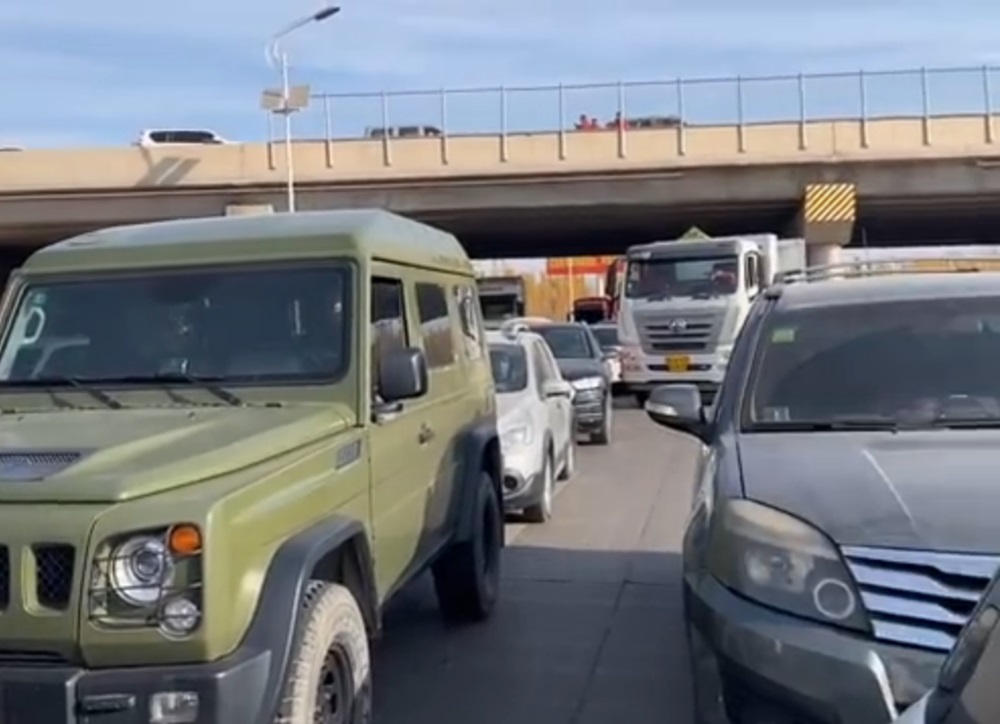 車輛只能出不能入。微博圖片