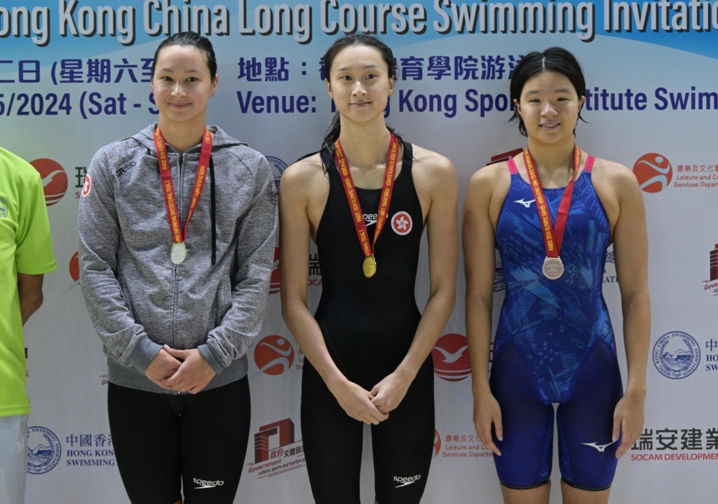 鄭莉梅周日參加了女子100米自由泳決賽，以55秒94得亞軍(左)，譚凱琳(中)以55秒90奪冠。 蘇正謙攝