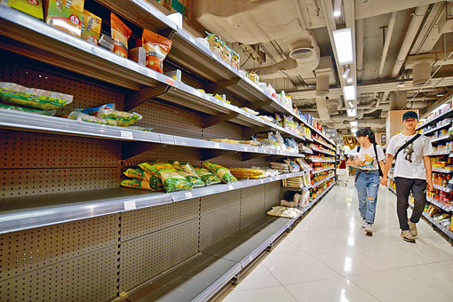 ■大埔市中心一超市貨架貨品幾被搶購一空。