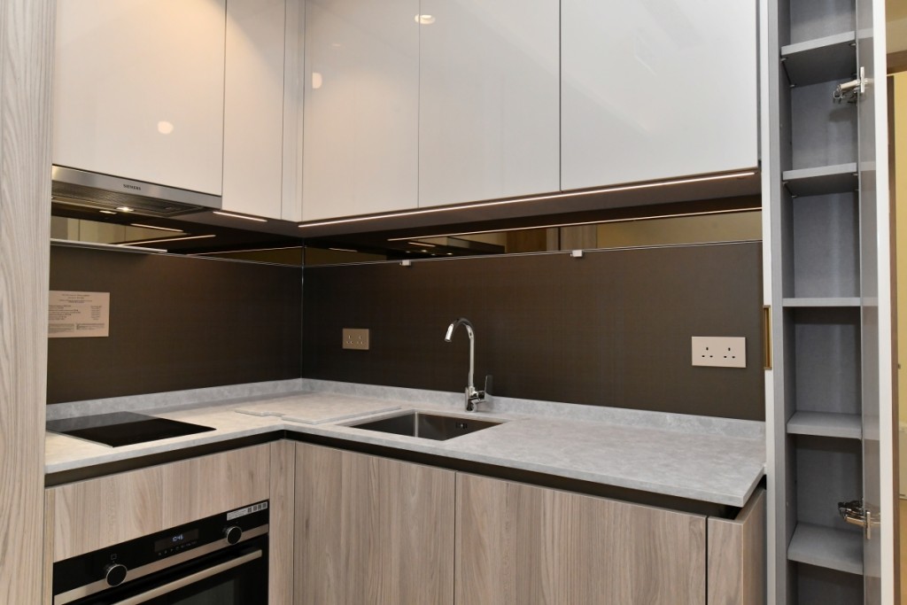 廚房備有曲尺形枱面，方便下廚及收納。