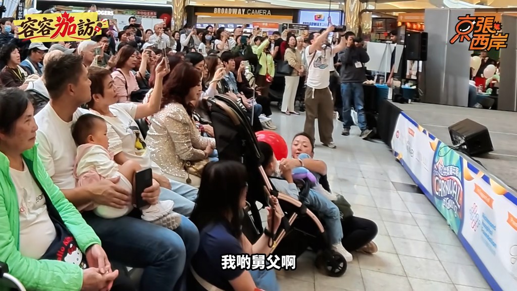 鄭俊弘在台上不斷與兒子互動。 鄭俊弘在台上不斷與兒子互動。