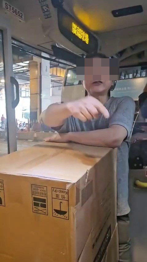 在長約13秒的短片中,大叔正在與人對罵,邊 鬧「影咩相啫!多X餘嘅你咁影相法,一陣差 佬嚟到告X埋你添呀!」邊手指指。fb「大埔 TAI PO」截圖 在長約13秒的短片中,大叔正在與人對罵,邊 鬧「影咩相啫!多X餘嘅你咁影相法,一陣差 佬嚟到告X埋你添呀!」邊手指指。fb「大埔 TAI PO」截圖