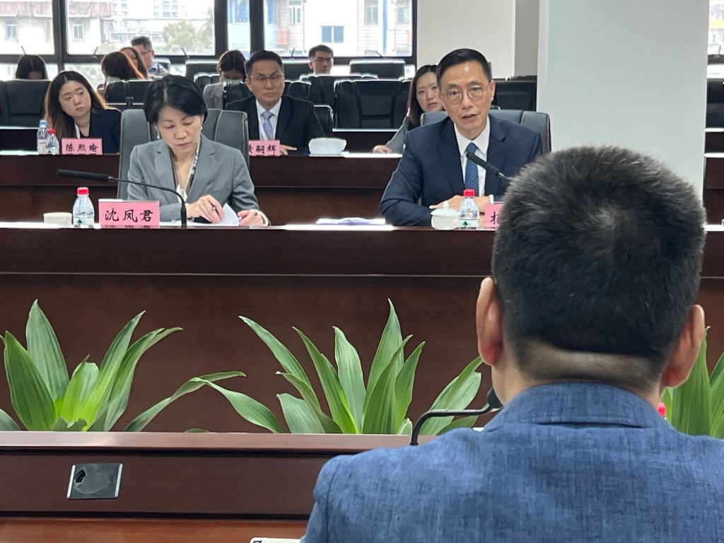 旅遊事務專員沈鳳君（左一）及旅遊業界代表亦有出席會議。
