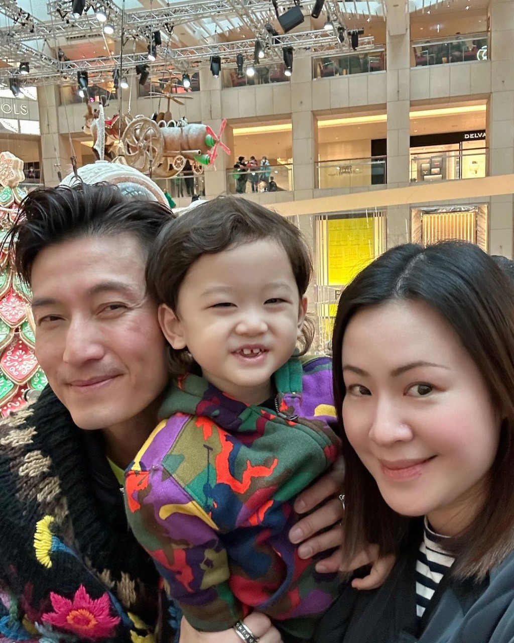 陳山聰近年成家立室，當然不少得多謝家人，特別感謝太太Apple對他的支持及容忍，又為他誕下可愛的兒子。