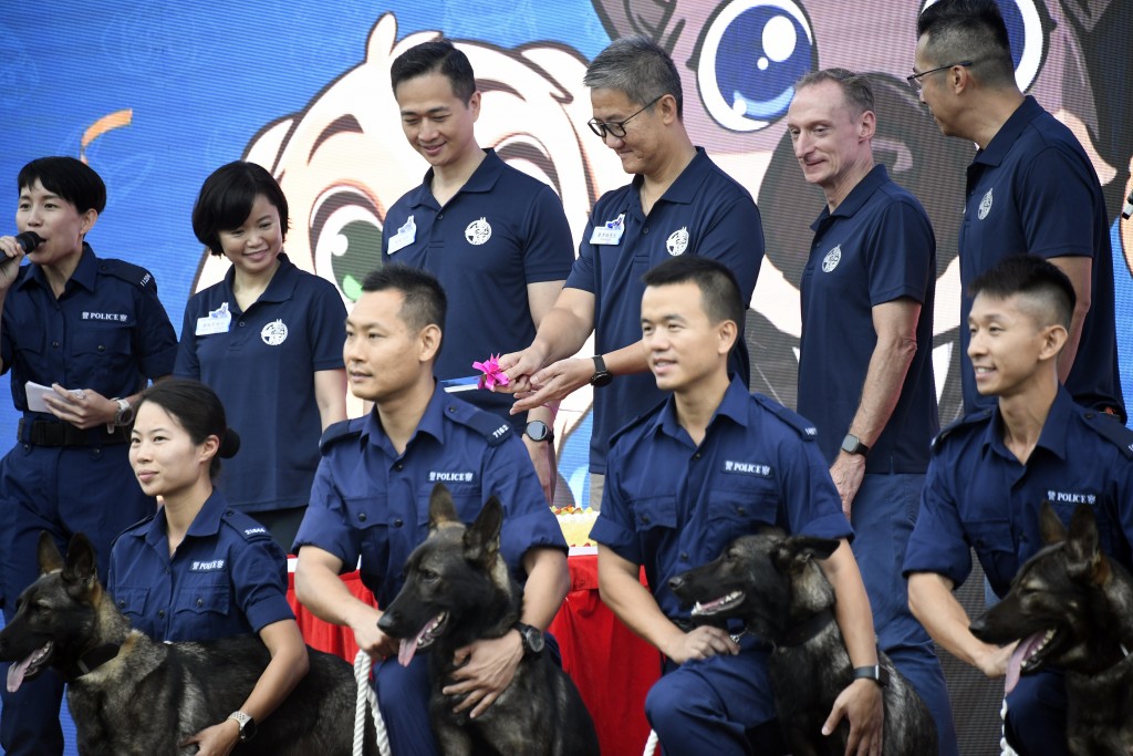 蕭澤頤（中）與警犬隊合照。楊偉亨攝