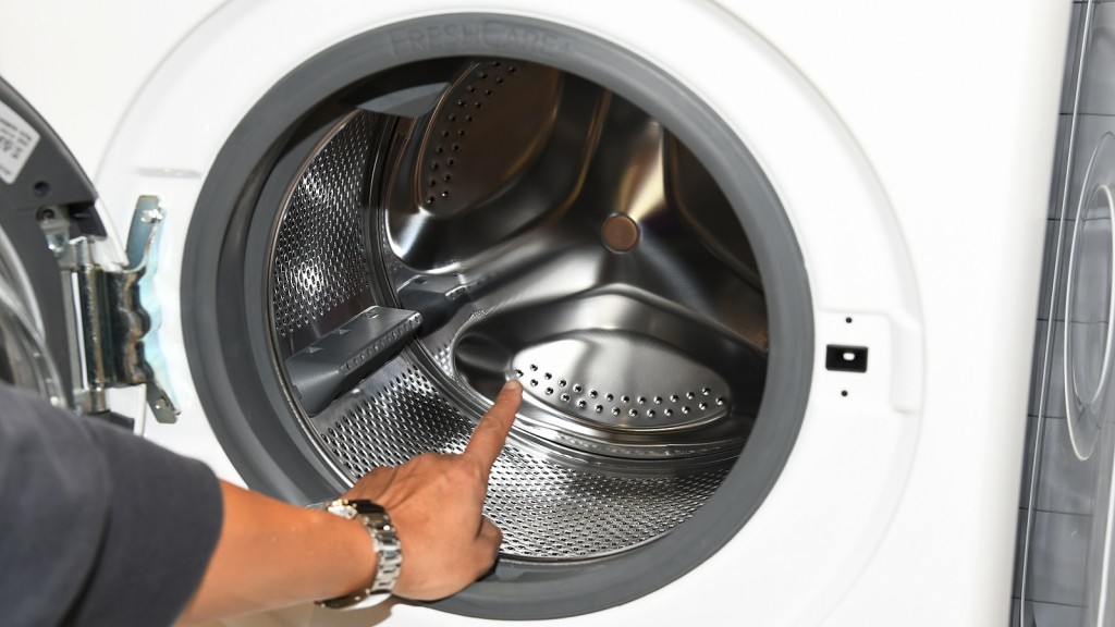 過碳酸鈉跟水混合後，與水產生化學反應生成碳酸鈉和過氧化氫，能帶出洗衣機內膽內部的污垢並消毒殺菌。資料圖片