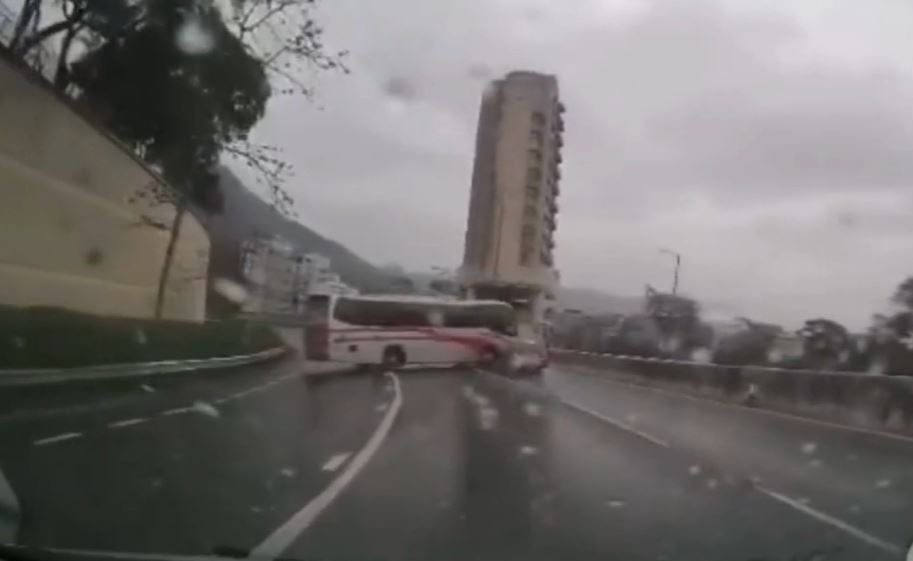 撞向隨駛至的一輛的士。fb香港突發事故報料區Bosco Chu影片截圖