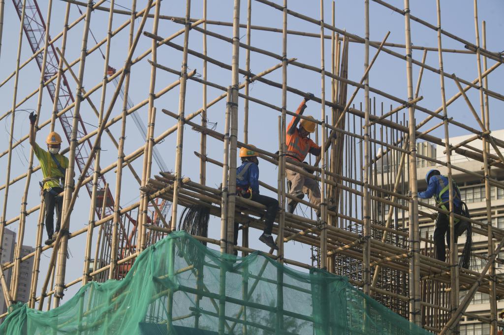 劳工处本月内推出新修订的竹棚安全守则，加强监管。