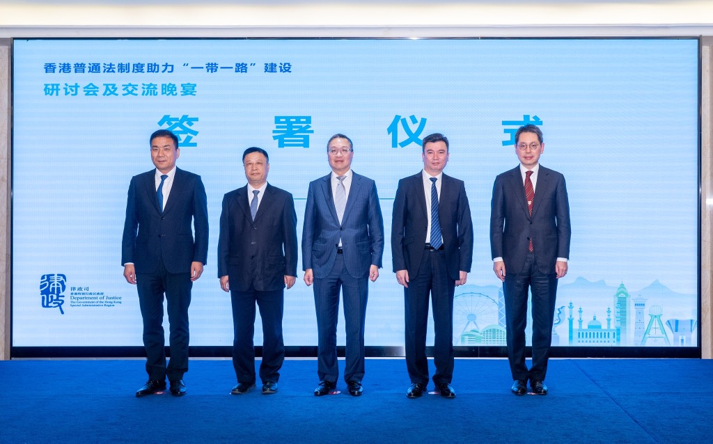 林定國亦見證香港大律師公會與新疆律師協會簽署了《合作備忘錄》。林定國fb圖片 林定國亦見證香港大律師公會與新疆律師協會簽署了《合作備忘錄》。林定國fb圖片