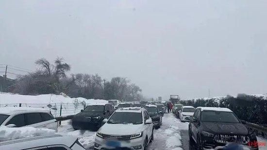 湖北暴雪，數千輛車被困在高速公路。
