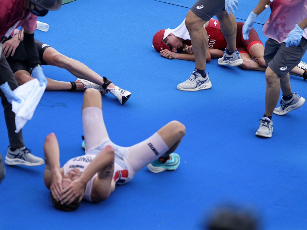據報有多名運動員在東京灣參加完游泳後嘔吐。AP圖片