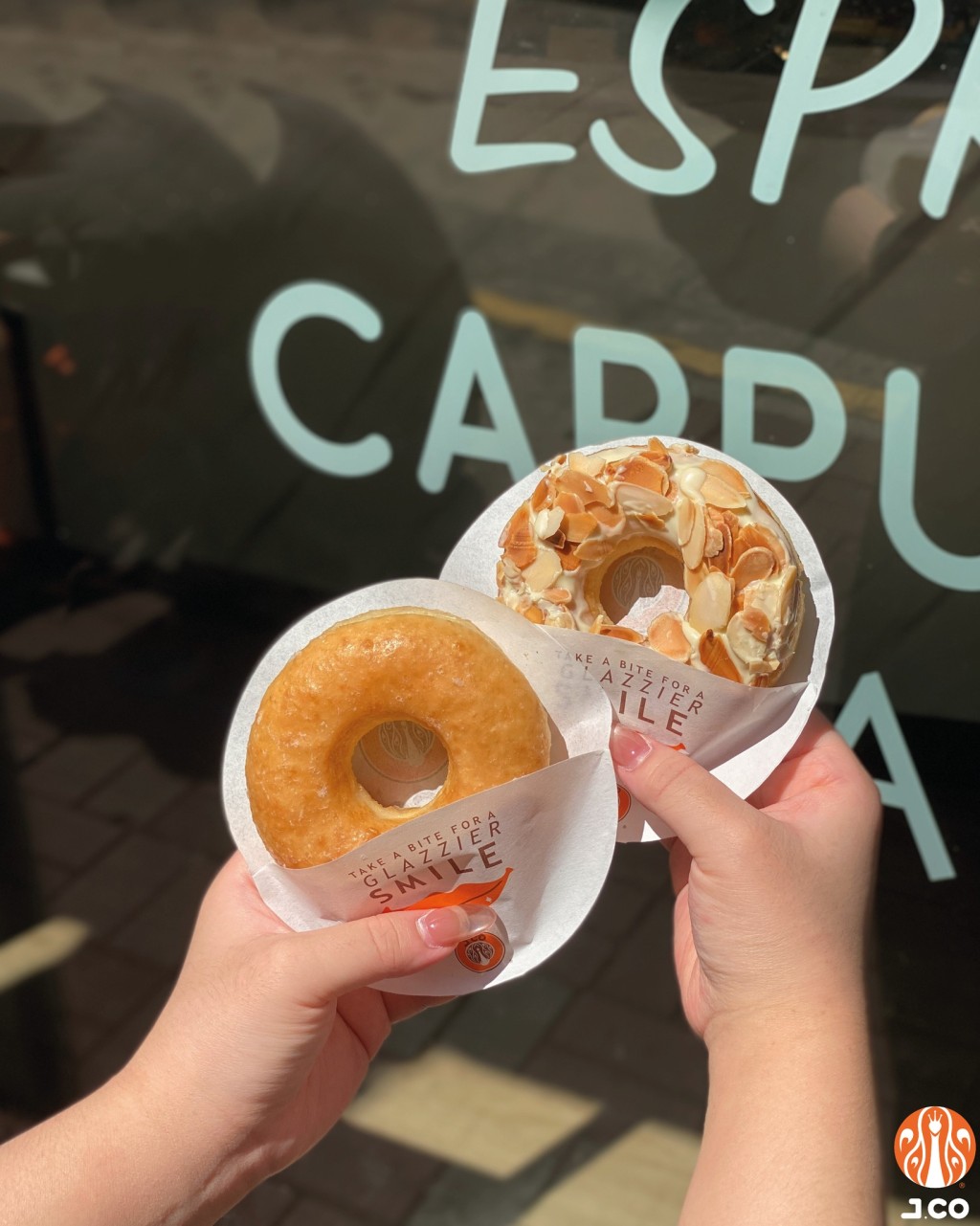 現時J.CO Donuts & Coffee正進行匯豐信用卡買一送一優惠,即日起至12月31日(星期一至五,公眾假期及12月22至31日除外),使用匯豐信用卡購買指定甜甜圈可享買一送一 現時J.CO Donuts & Coffee正進行匯豐信用卡買一送一優惠,即日起至12月31日(星期一至五,公眾假期及12月22至31日除外),使用匯豐信用卡購買指定甜甜圈可享買一送一