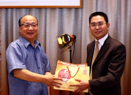 陈斌华驻台时采访时任台中市长胡志强。
