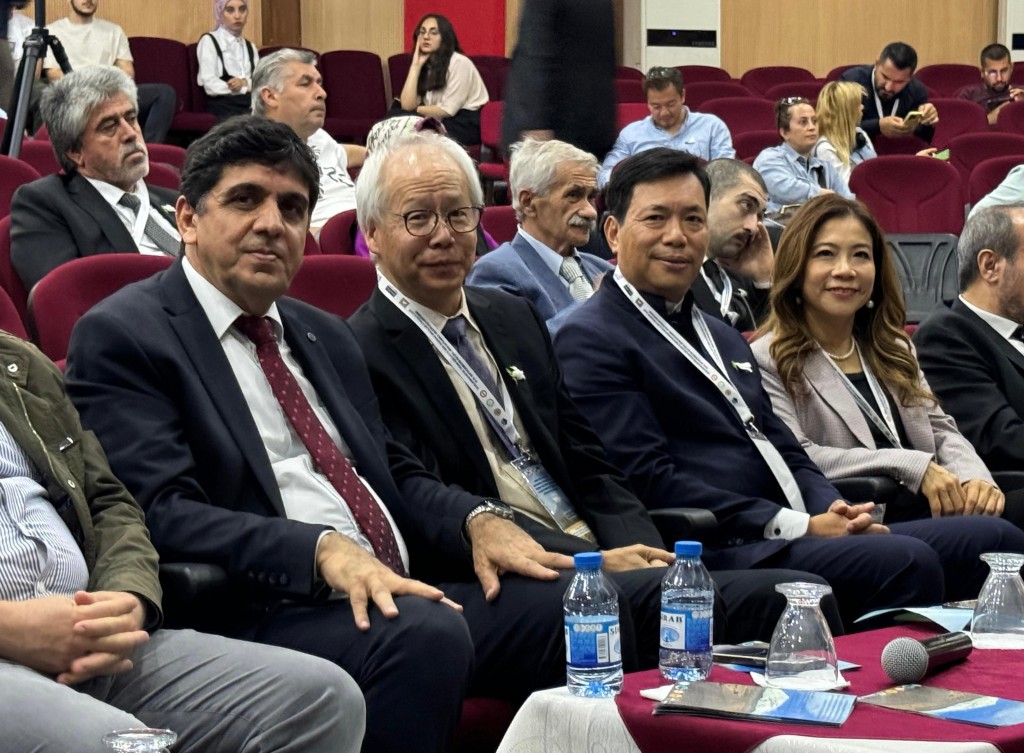 土耳其伊迪爾大學校長（左一），與基金會董事楊永祥（左二）、挪亞方舟國際事工主席袁文輝（右二）、基金會董事關倩華（最右）一同出席考古研究國際會議。