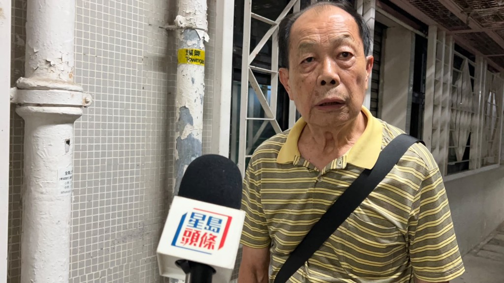 於博泰樓12樓多年的張先生表示,大廈近日確已完成升降機更換工程,但一直不知道耐火門漏裝門框組件。蔡楚輝攝 於博泰樓12樓多年的張先生表示,大廈近日確已完成升降機更換工程,但一直不知道耐火門漏裝門框組件。蔡楚輝攝