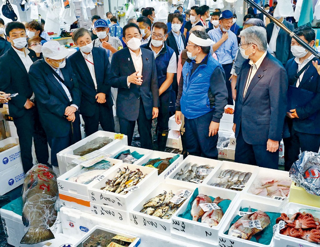 日相岸田文雄（中）昨日到東京豐洲市場視察，向批發商等了解經營狀況。