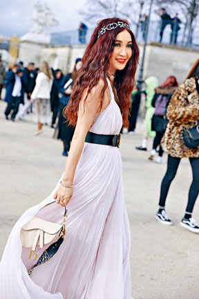 溫碧霞在巴黎時裝周看不到好友的面孔。