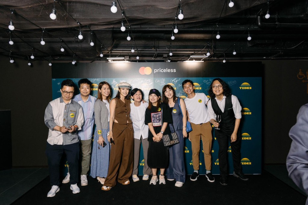 上星期二,筆者與好友曾美華、鄭文等人,到訪了位於紅磡海濱「黃埔號」的全新現場表演場地TIDES,參與他們的開幕派對。 上星期二,筆者與好友曾美華、鄭文等人,到訪了位於紅磡海濱「黃埔號」的全新現場表演場地TIDES,參與他們的開幕派對。