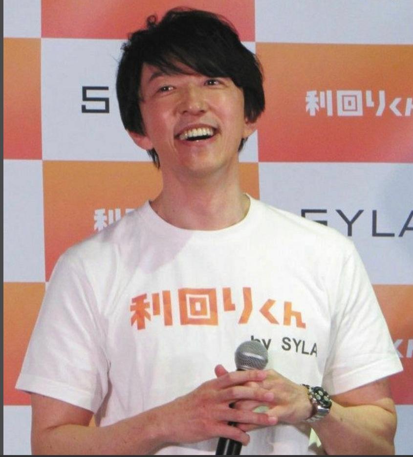 富商男友杉本宏之正照顧患病的恭子。