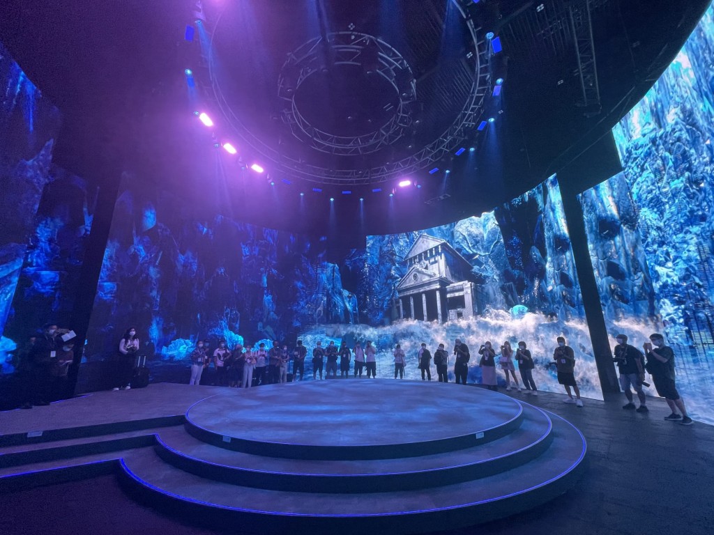 其中以《沿途All Along》为题的作品，以模拟真实演唱会上的舞台效果，还原刘德华演唱会的表演舞台。