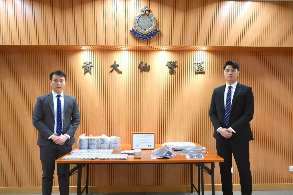 警方交代案情。 警方交代案情。